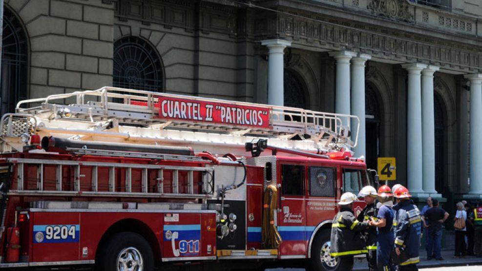 Bomberos al llegar al nosocomio de la avenida San Juan, en el barrio porteño de San Cristóbal.