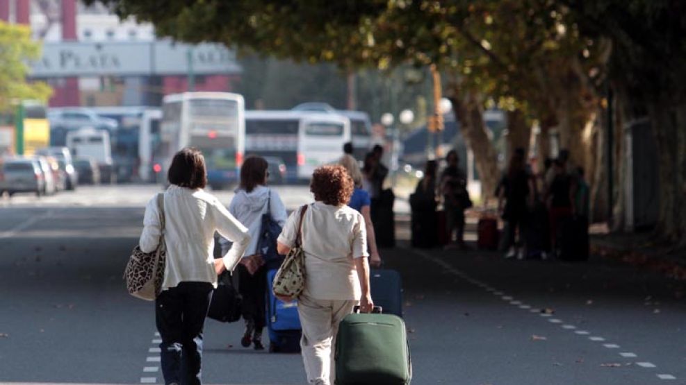 Los pasajeros tuvieron que caminar varias cuadras para tomar los colectivos.