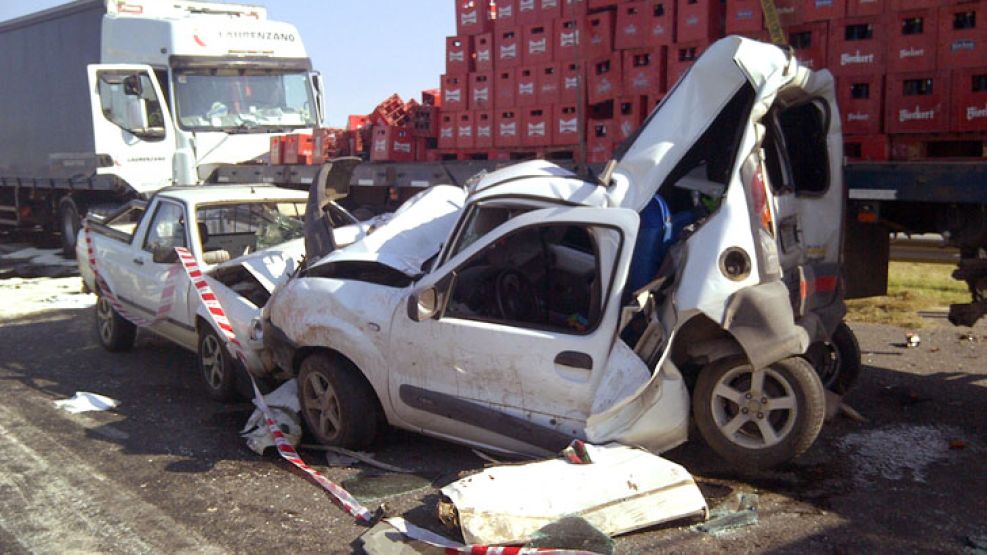 Tres personas murieron y seis resultaron heridas de gravedad en un accidente de tránsito ocurrido en la Ruta Nacional 9, a la altura de la localidad bonaerense de Campana