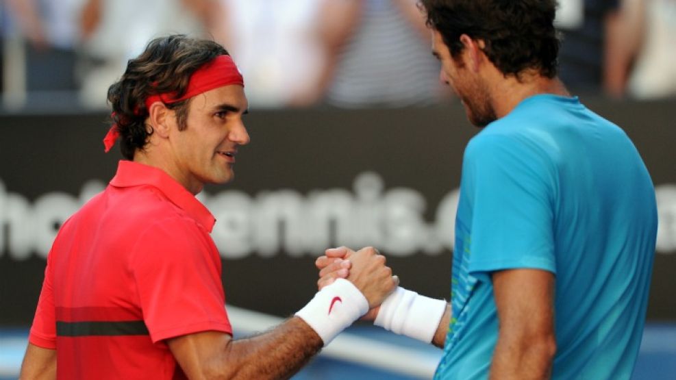 Federer saluda a Delpo tras dejarlo afuera en Australia.