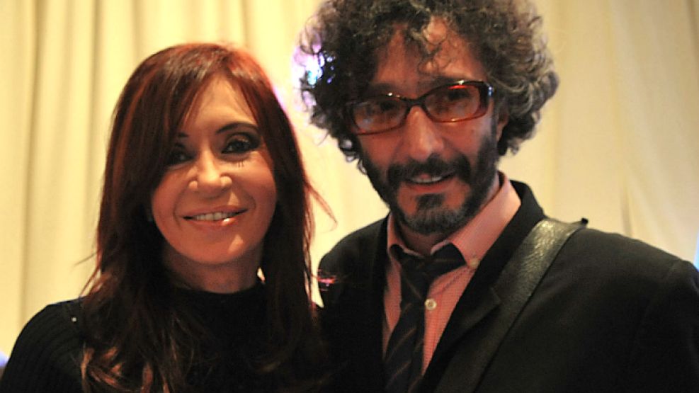 Fito Páez, junto a Cristina Fernández de Kirchner, durante la inauguración del paseo del Bicentenario.