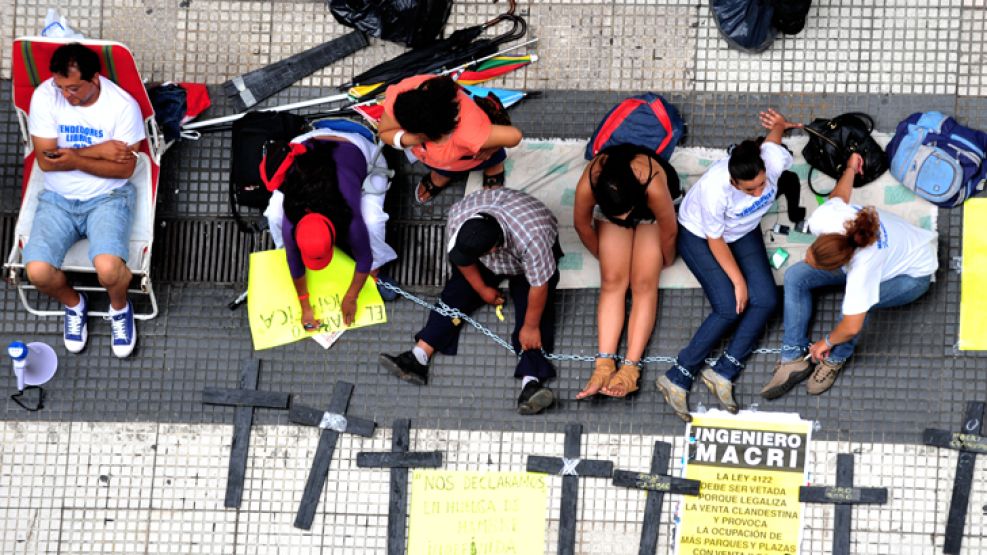 Manteros desplazados de la calle Florida se encadenaron entre las calles Lavalle y Tucuman.