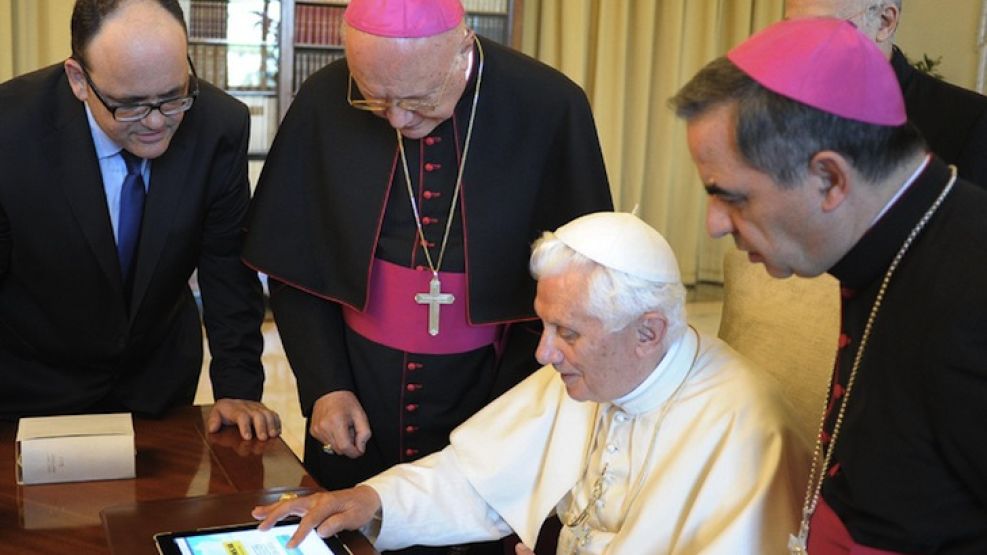 Benedicto XVI busca mostrarse "tech" usando iPads y Twitter para comunicarse con los jóvenes católicos.