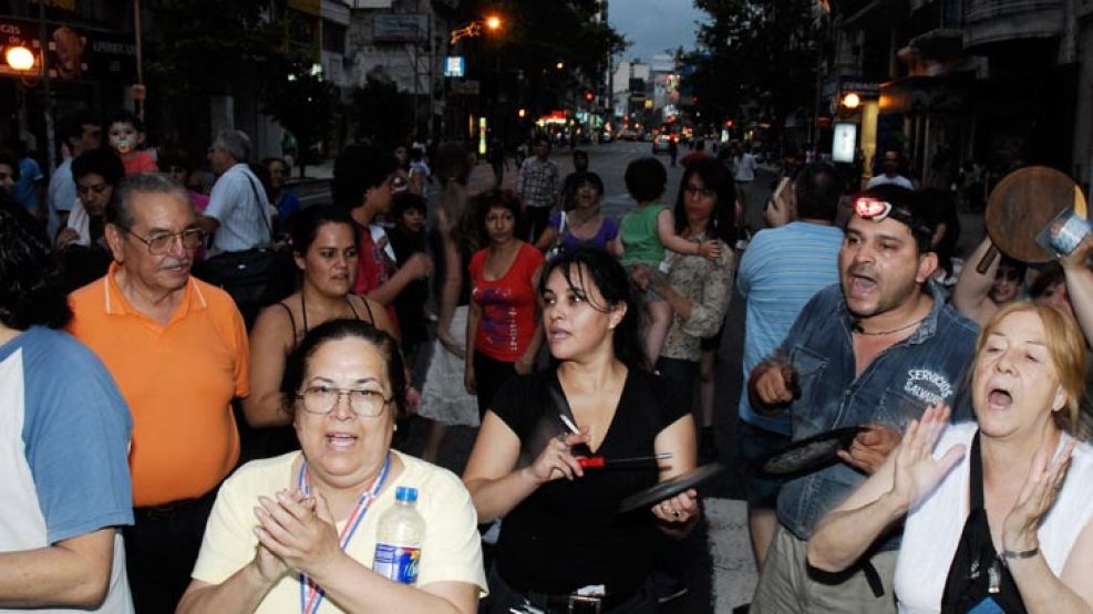 En algunas zonas hubo varios cortes diarios mientras que en otras los usuarios llevan varios días sin suministro eléctrico.