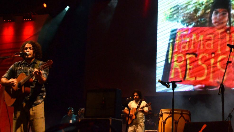 En la "quinta luna" del Festival Nacional de Folklore de Cosquin, cantó Rally Barrionuevoy y apoyó a Famatina.