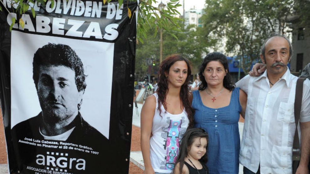 Gladys Cabezas, hermana de José Luis, junto a Agustina, hija mayor del fotógrafo.