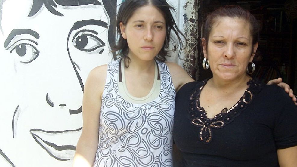 Vanesa Orieta, la hermana de Luciano, y su madre, Mónica Alegre, en la puerta de la casa donde vivía el joven desaparecido, en la esquina de Perú y Bolívar, en el barrio 12 de octubre, Lomas del Mirad