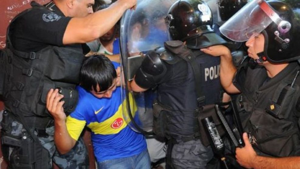 Los incidentes entre hinchas de Boca y la Policía.