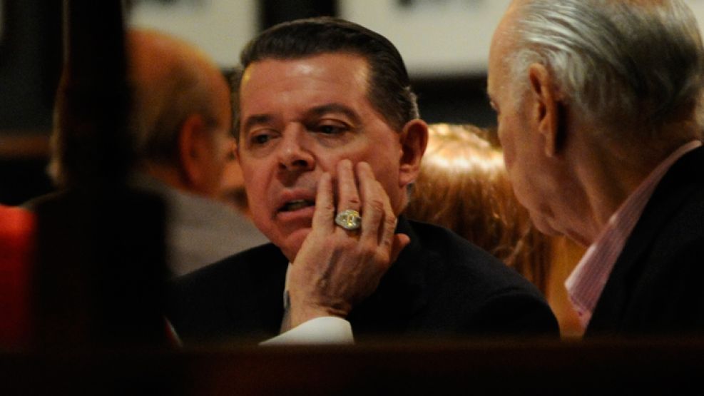 El polémico juez federal, Norberto Oyarbide, y su anillo de 250.000 dólares.