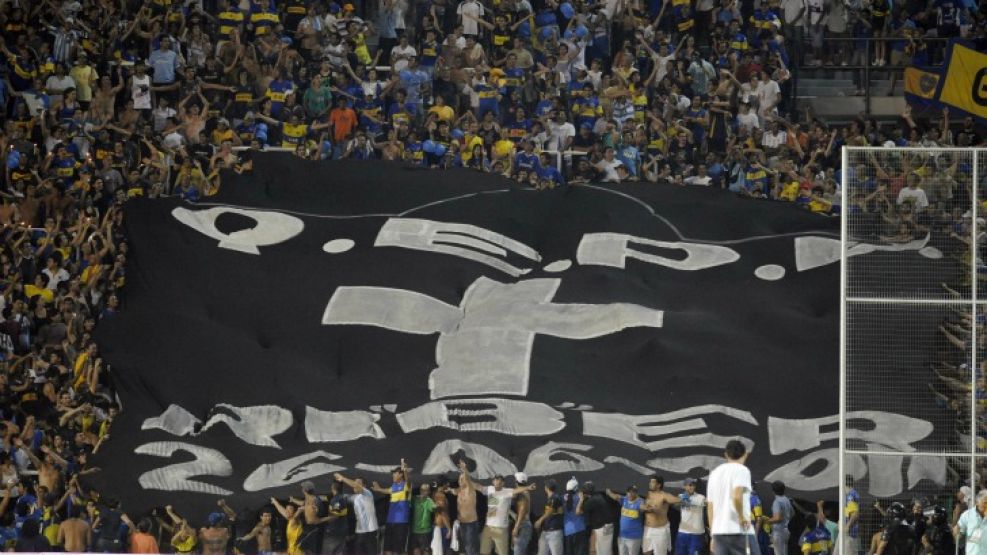 En la tribuna de Boca desplegaron una bandera negra. 