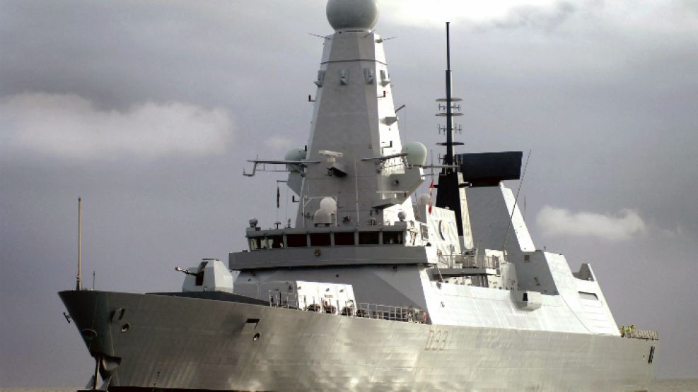Fotografía facilitada por la Royal Navy y captada en Portsmouth del destructor "HMS Dauntless".