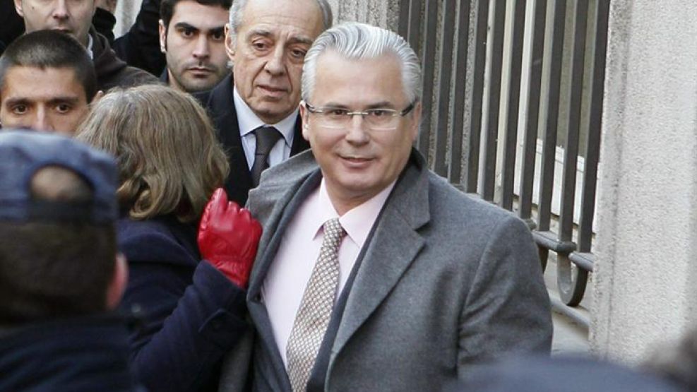 Garzón podría ser condenado a 20 años de inhabilitación por investigar los crímenes del franquismo. 