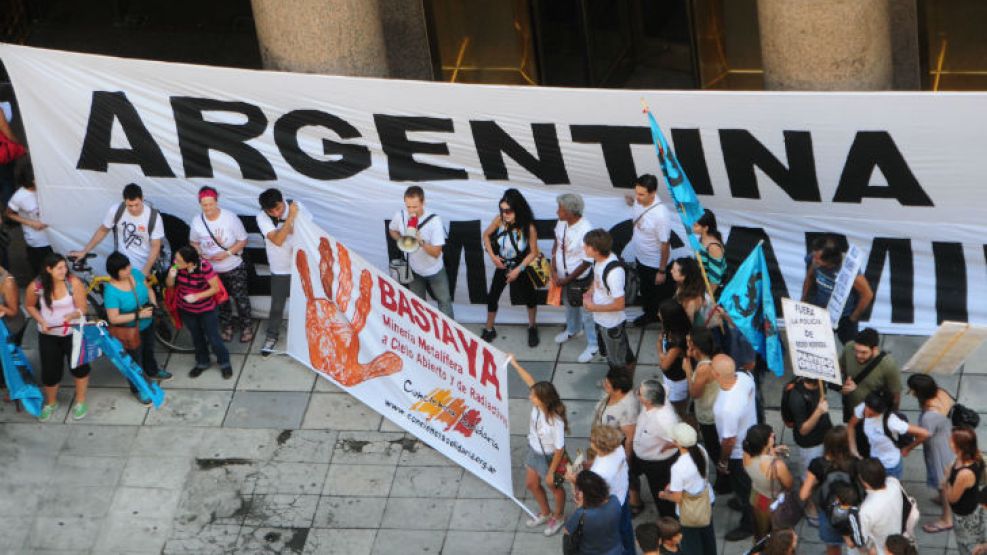 Una de las protestas en rechazo a la explotación de Famatina en Buenos Aires.  