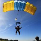 Andrea Rincon salta en paracaidas (1)