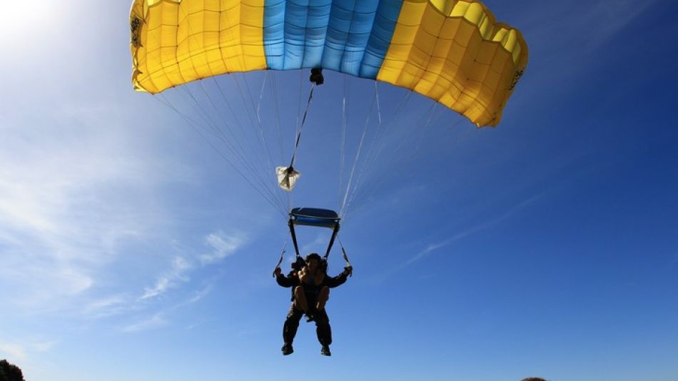 Andrea Rincon salta en paracaidas (1)