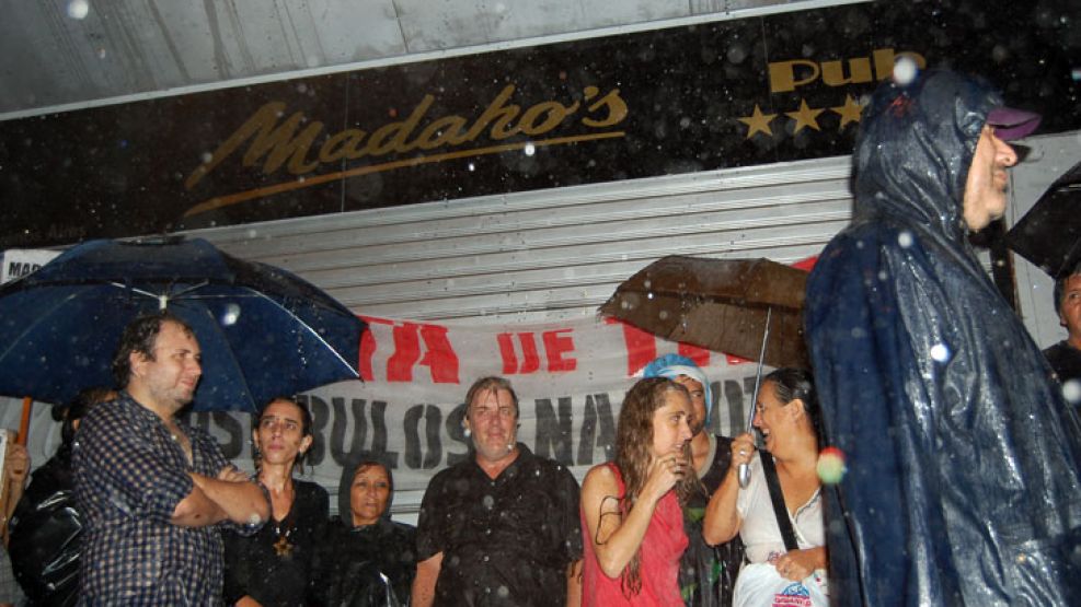 Con paraguas y bombos, los manifestantes estuvieron media hora frente al boliche.