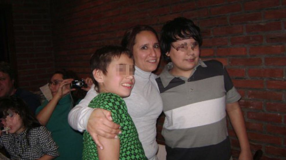 J.M. (izquierda) posa con su mamá Andrea en un cumpleaños en 2010. 