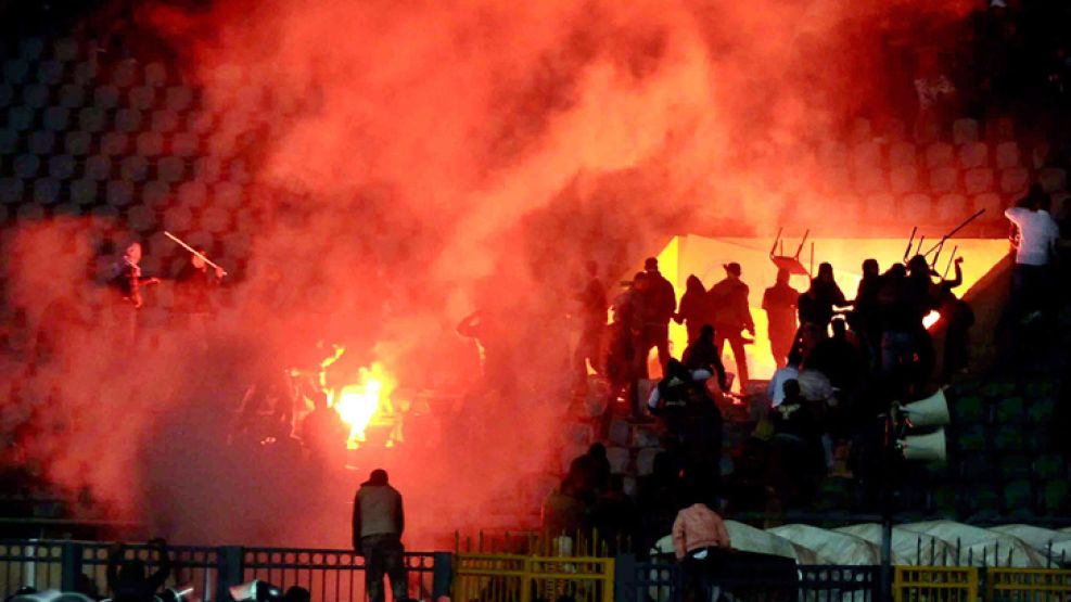 La violencia explotó en el fútbol egipcio el miércoles, tras un partido trágico con más de setenta muertos. 