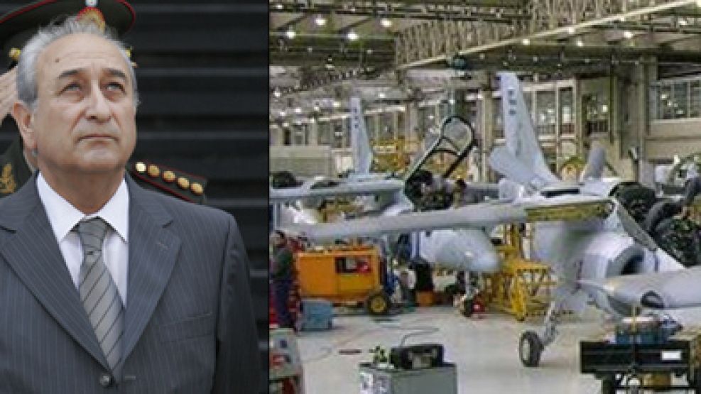 El ministro de Defensa, Arturo Puricelli, y nuevo escándalo en la Fuerza Aérea.