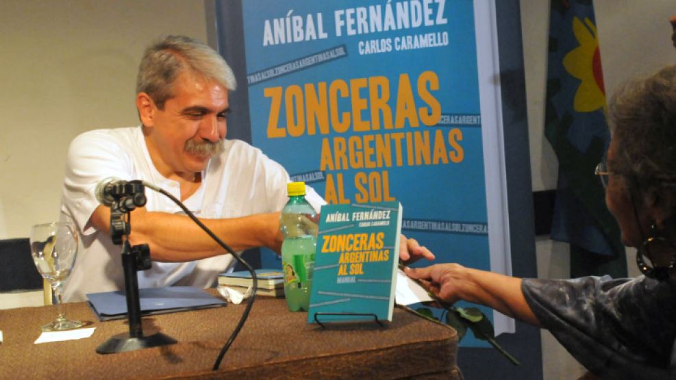 El senador nacional Aníbal Fernández durante la conferencia de prensa y presentación de su libro "Zonceras argentinas al sol"