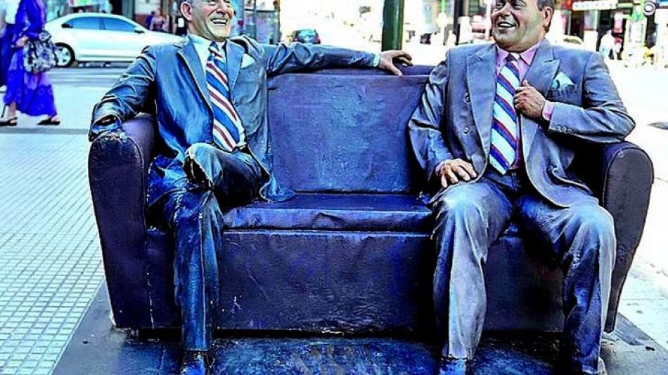 La estatua de "Álvarez y Borges" está en Corrientes y Uruguay.