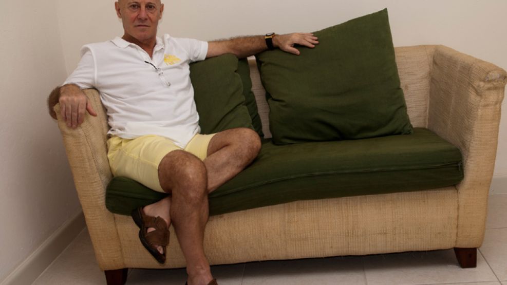 Relax. Raúl Martins en su casa de Cancín, donde vive hace diez años. Amante de los deportes, jugó al fútbol en Argentina y se define como un hombre anti-droga.