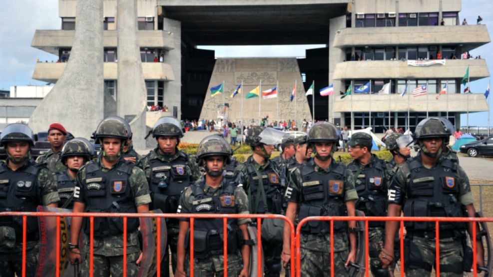 La Asamblea Legislativa, tomada por los policías en huelga, es cercada por el Ejército para evitar más muertes.
