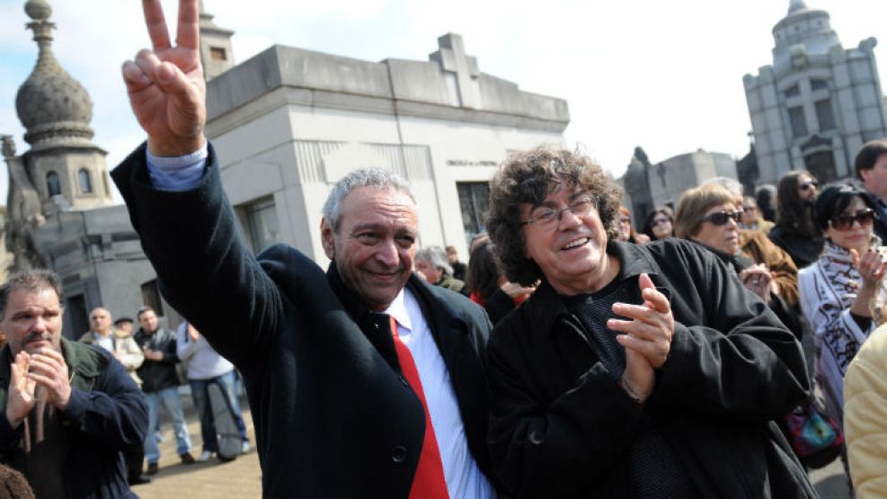 Piero junto al presidente de la agencia Télam, Martín García, despidiendo los restos del Chango Farías Gómez en agosto del año pasado. 