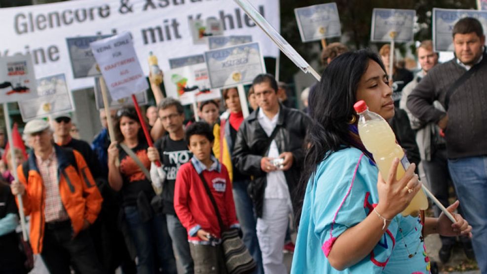 Una protesta frente a la sede suiza de Glencore, en octubre pasado, cuando anunciaron la fusión hoy concretada.