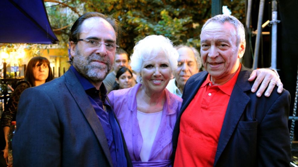 García junto al secretario de Cultura, Jorge Coscia y la cantante Susana "Tana" Rinaldi en un evento. 