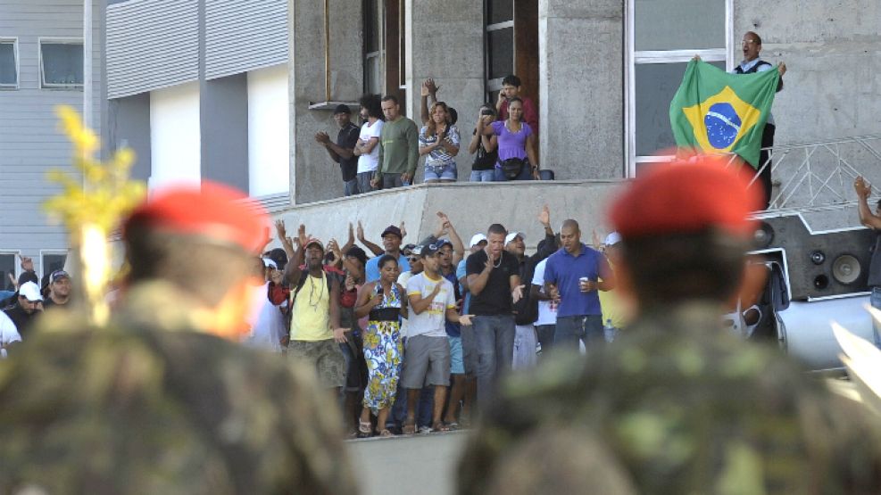 Soldados prestan guardia en los alrededores de la tomada Asamblea Legislativa, en Salvador de Bahia.
