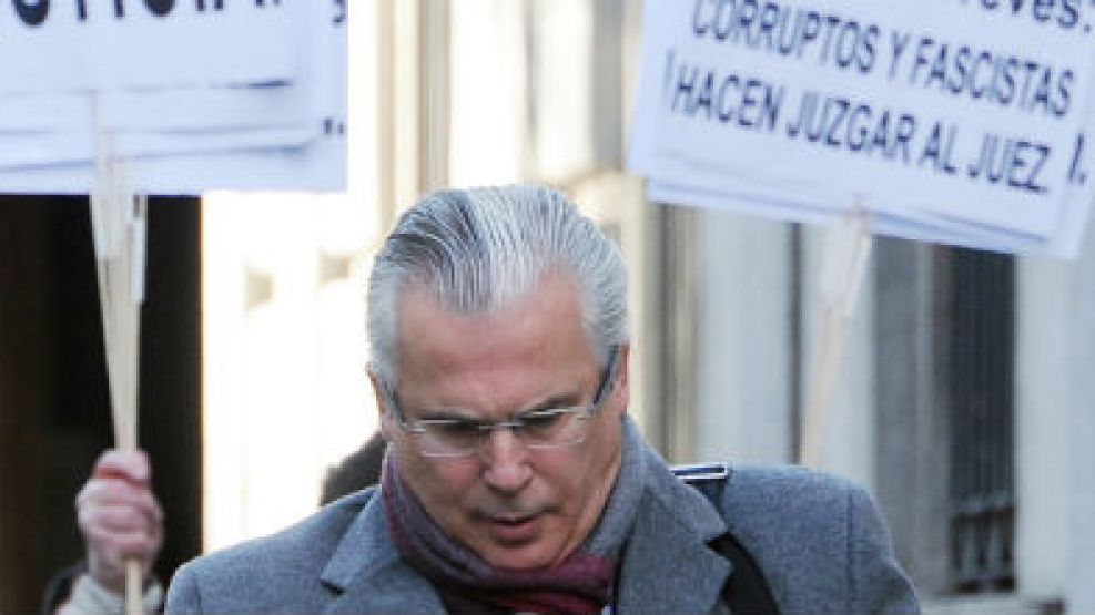 Condenado a once años de inhabilitación por el caso Gürthen, Garzón espera el fallo por la acusación de prevaricación.