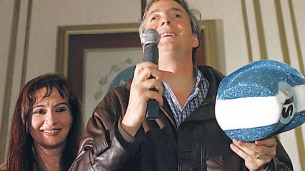 Domingo 17 de mayo de 1998: Néstor Kirchner celebra el triunfo en la consulta popular que lo habilitó a una segunda reelección. Luego ganaría las elecciones en 1999.