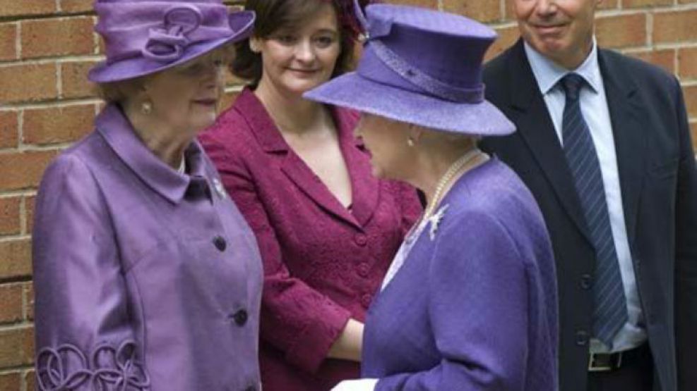La reina saluda a Margaret Thatcher, Tony y Cherie Blair. 