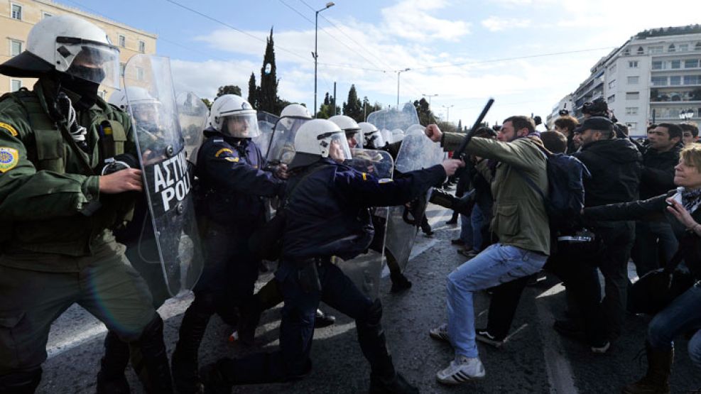Al menos 100.000 manifestantes protestaron hoy en Atenas y Salónica, segunda mayor ciudad de Grecia, contra las medidas de austeridad y ajustes que la Unión Europea pretende que sean aprobadas esta no