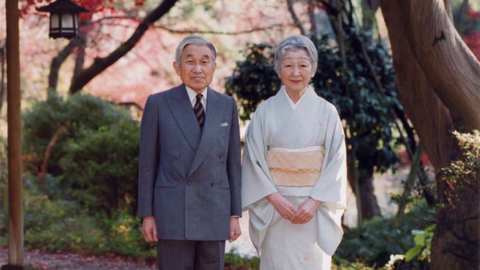 El emperador Akihito junto a su esposa, la emperatriz Michiko.