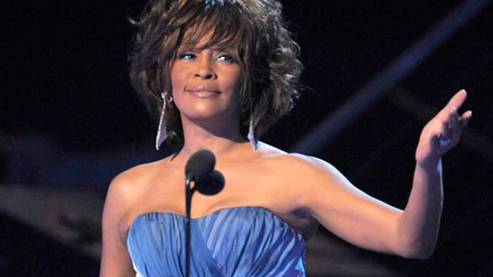 La cantante por falleció anoche a los 48 años en la víspera de los Premios Grammy.