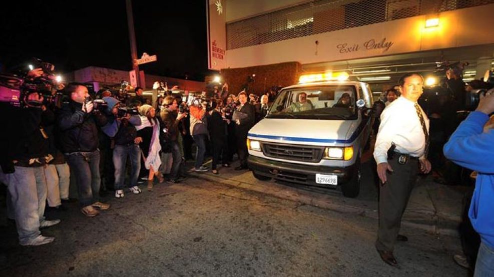 Una ambulancia se retira con el cadáver de Whitney Houston del hotel en Beverly Hills.
