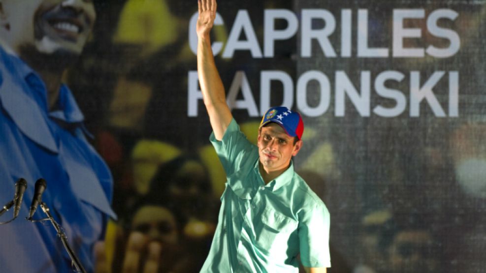 Capriles celebró anoche los resultados de los comicios que lo ubican como el único candidato opositor.