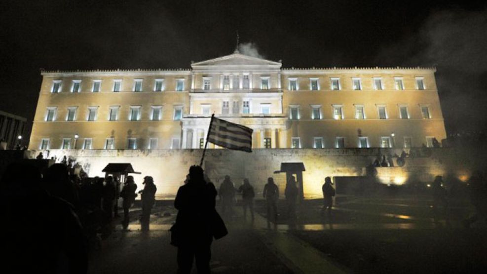 El Parlamento griego, rodeado de miles de manifestantes que se oponía al plan de ajuste.