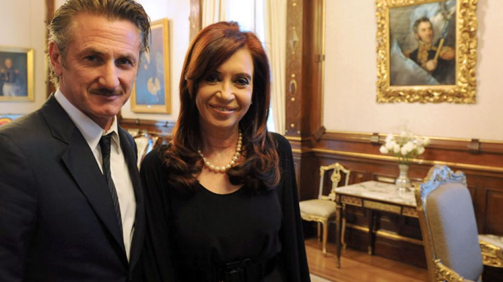 Sean Penn, de visita en Argentina, se reunió en Casa Rosada con la presidenta.