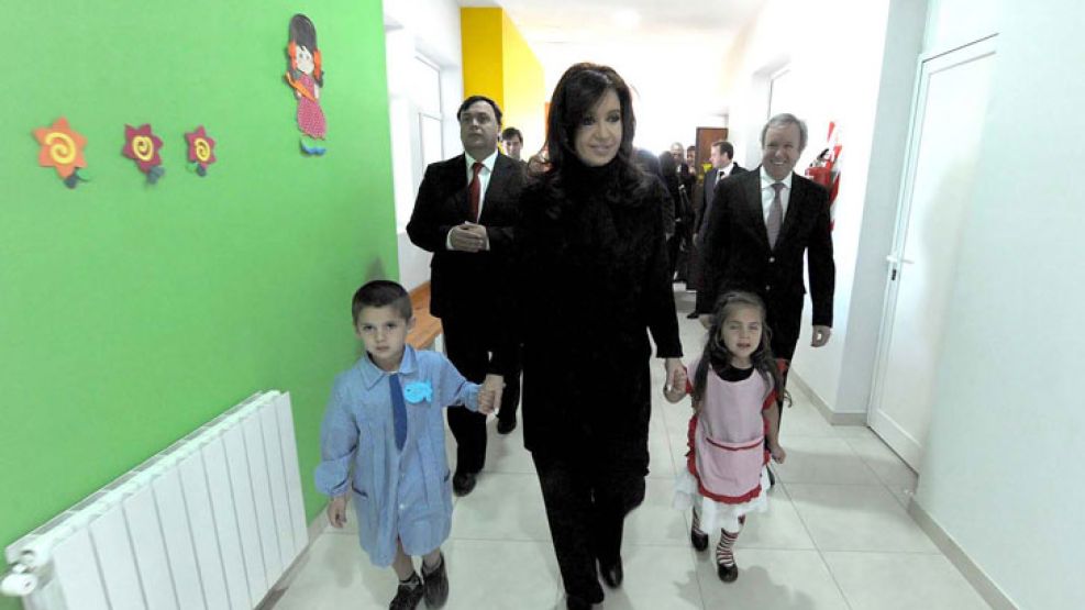 La presidenta recorrió junto a dos niños un jardín de infantes de El Calafate. La acompañaron el intendente local, Javier Belloni, y el gobernador de Santa Cruz.