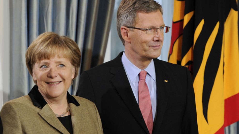 En medio de un escándalo, el presidente alemán renunció mientras se espera la palabra de la canciller Angela Merkel.