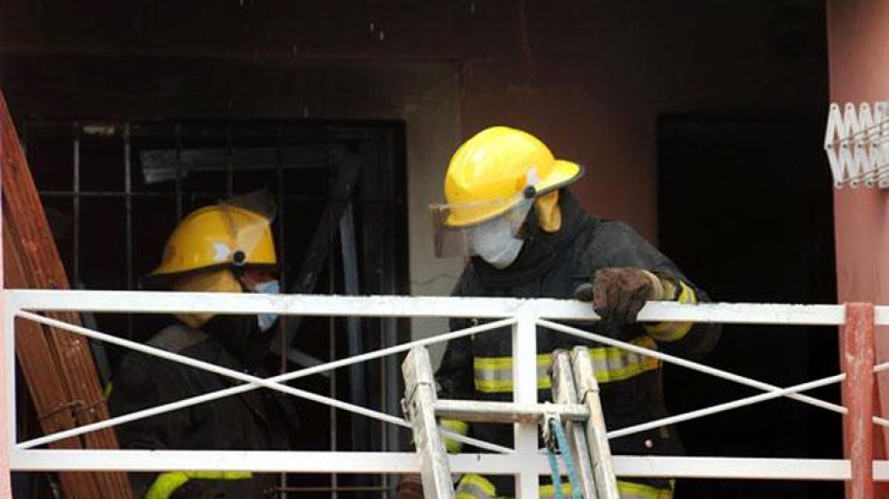 Tres personas, un padre y sus dos hijos, fallecieron hoy al producirse un incendio en el departamento que habitan en la localidad balnearia rionegrina de Las Grutas,