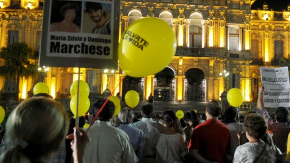 Los tucumanos exigieron una "justicia independiente" anoche en la plaza.