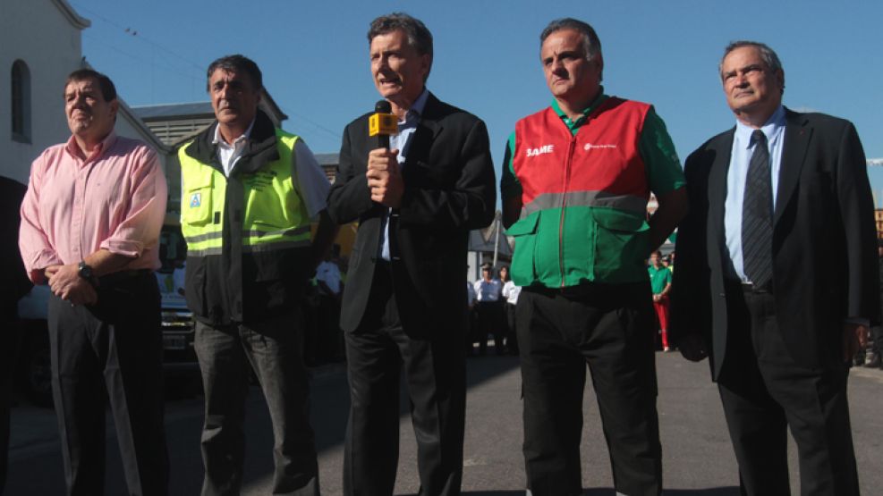 Macri junto a sus ministros Guillermo Montenegro (Seguridad) y Jorge Lemus (Salud), y de chaleco el titular del SAME, Alberto Crescenti.