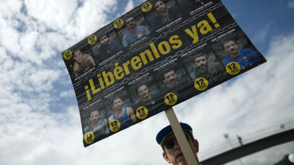 Colombianos piden la liberación de militares y policías en manos de las FARC desde hace más de diez años.