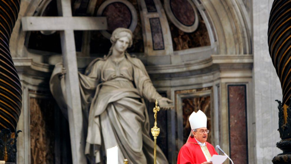 Leonardo Sandri durante una de las varias misas que ofició en la Basílica de San Pedro en el Vaticano, luego de la muerte del Papa Juan Pablo II.