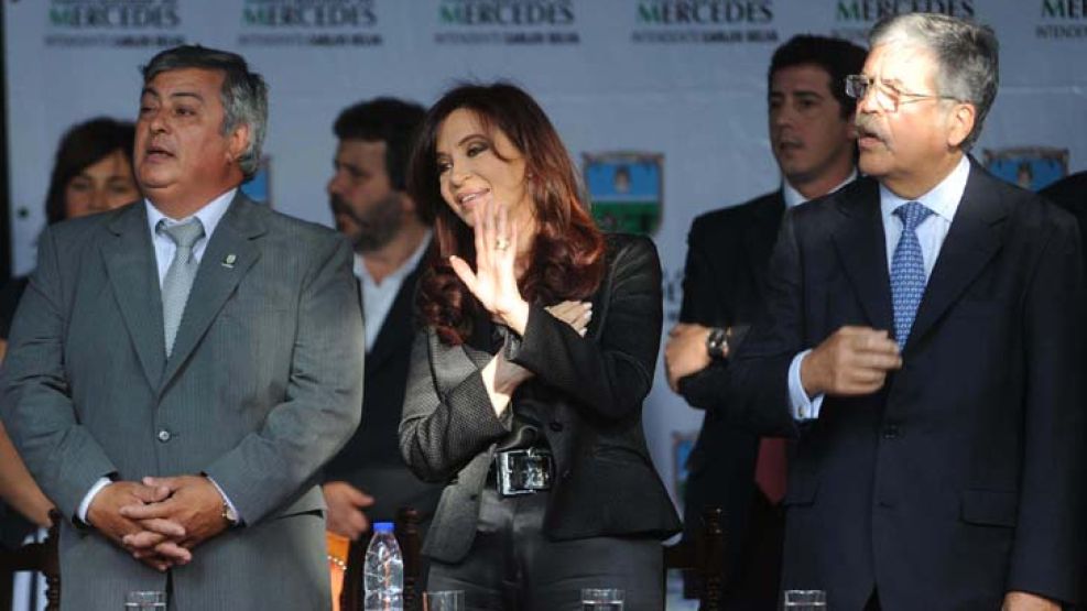 Cristina junto al intendente de Mercedes Carlos Selva y el ministro de Planificación Julio De Vido.