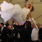 Arrojando a la novia por el aire